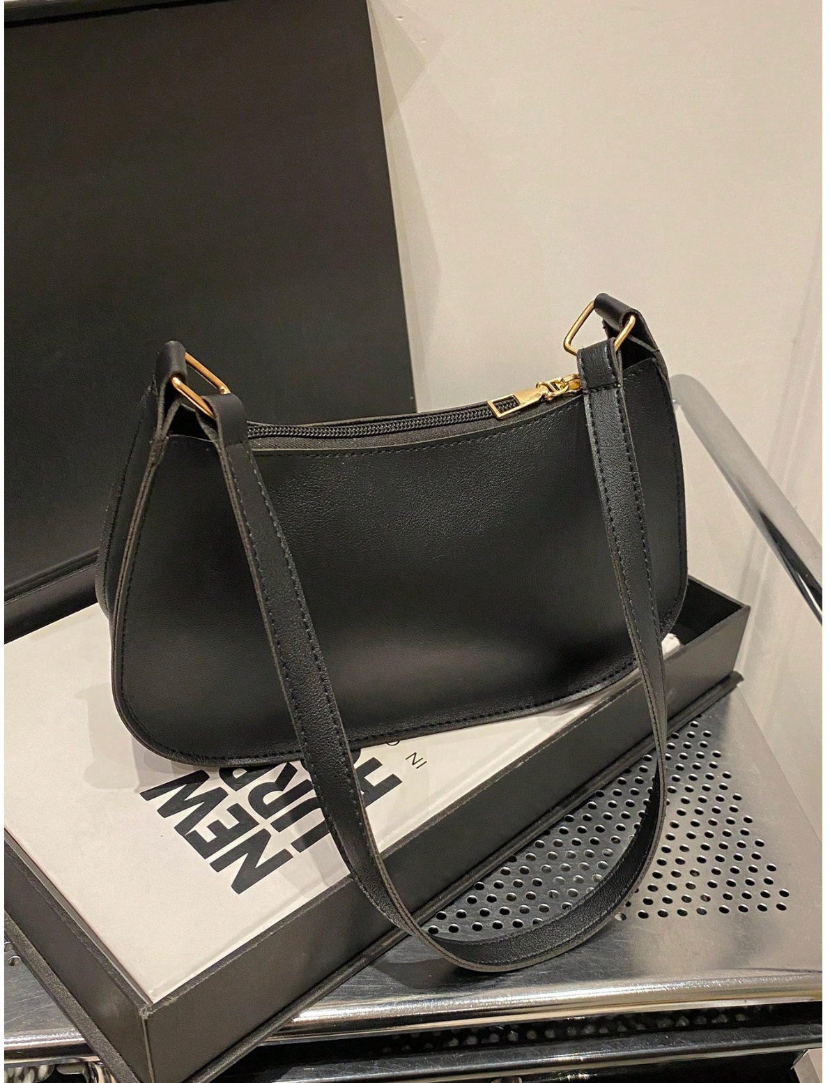 Fashionable Minimalist Shoulder Bag – Lightweight Retro Zipper Purse